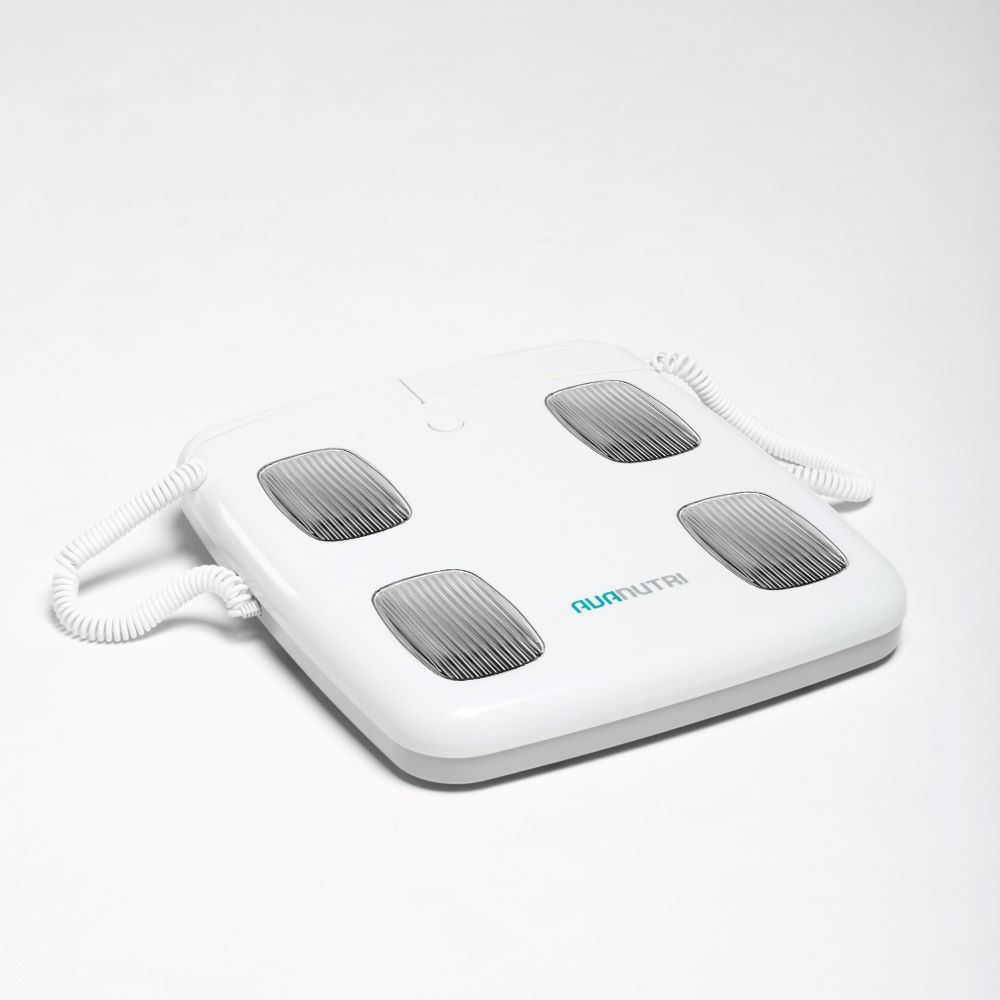 Equipamento de bioimpedância AVABio 380 com eletrodos na base e sensores para as mãos
